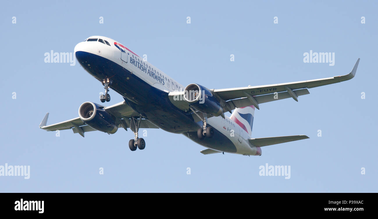 British Airways Airbus A320 G-EUYR en approche finale à l'aéroport de Londres Heathrow LHR Banque D'Images