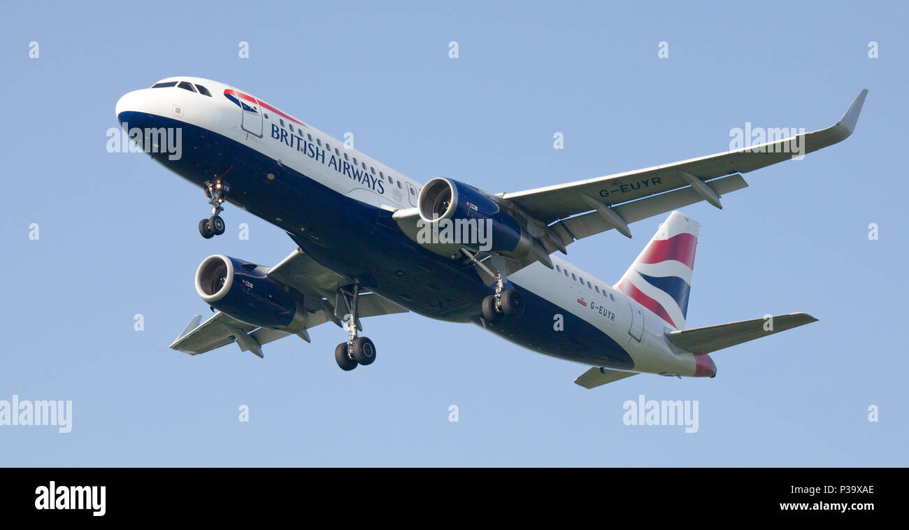 British Airways Airbus A320 G-EUYR en approche finale à l'aéroport de Londres Heathrow LHR Banque D'Images