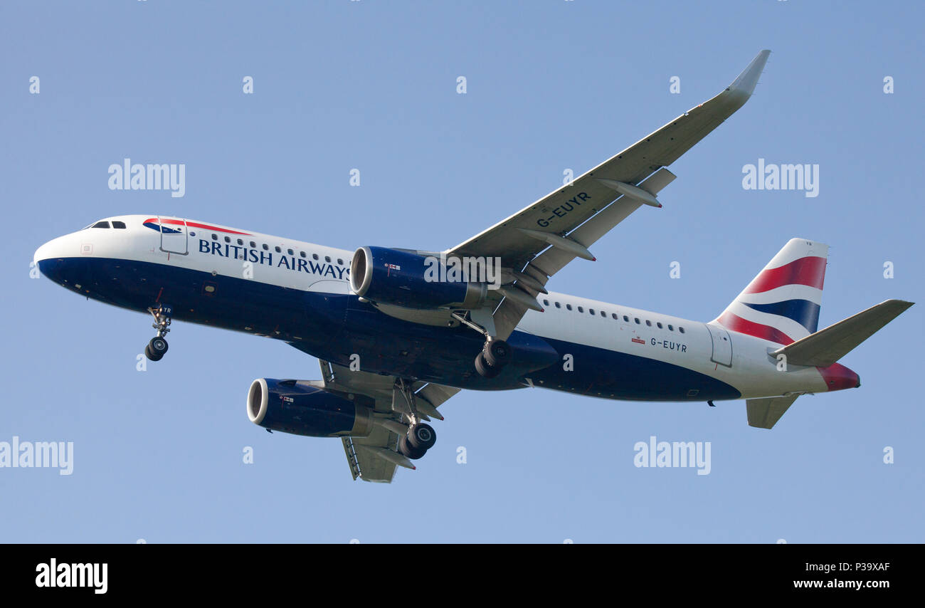 British Airways Airbus A320 G-EUYR en approche finale à l'aéroport de Londres Heathrow LHR Banque D'Images
