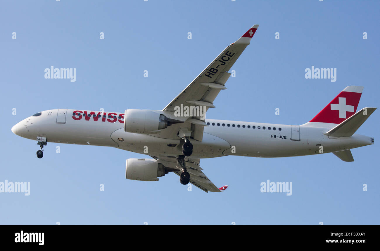 Swiss International Air Lines. Swiss Bombardier CS300 HB-JCE en approche finale à l'aéroport de Londres Heathrow LHR Banque D'Images