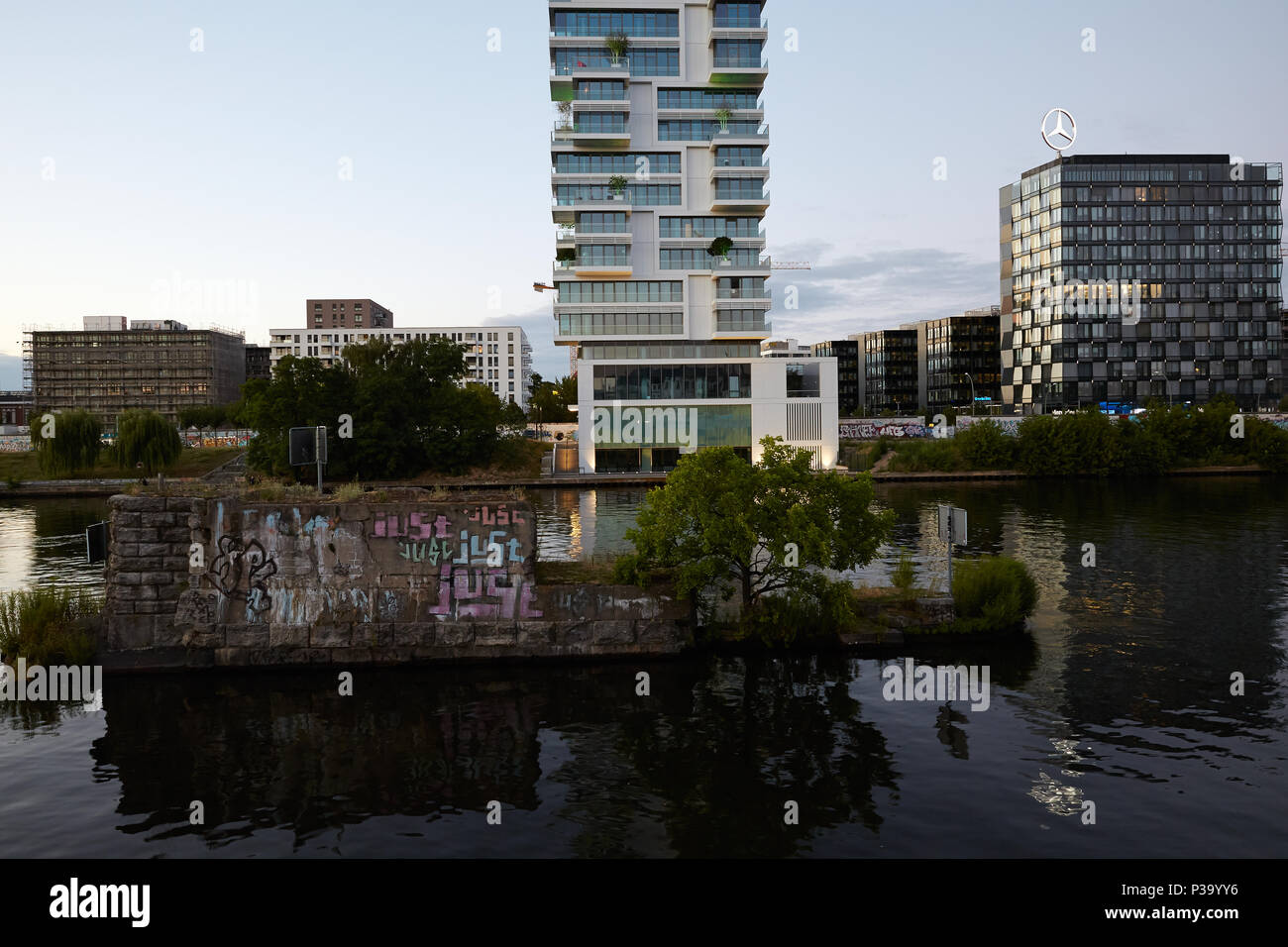 19.07.2016, Berlin, Berlin, Allemagne - Soir vue sur la Spree à Friedrichshain, avec les fondements de l'Brommy Bridge dans la rivière. Sur la banque Banque D'Images