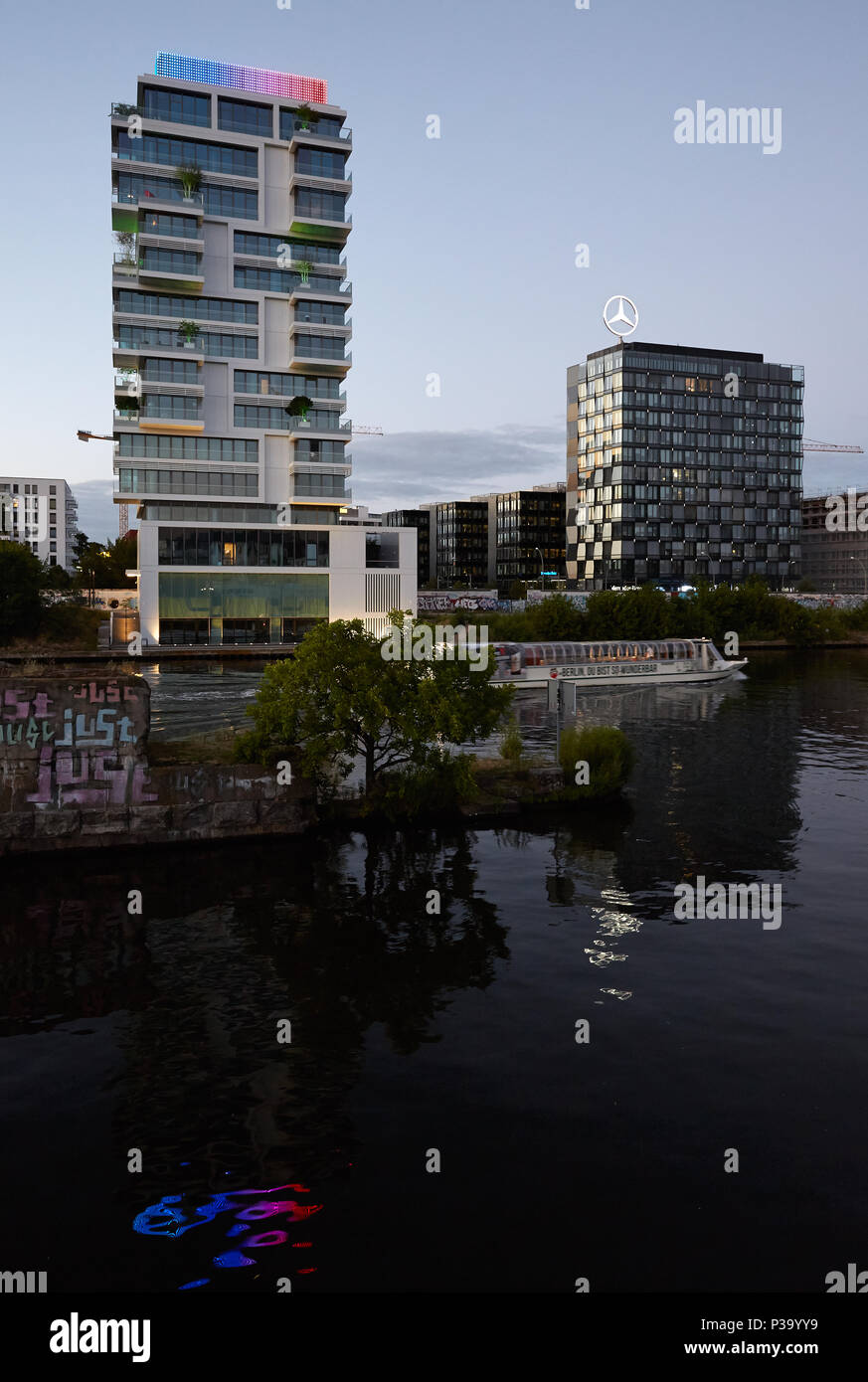 19.07.2016, Berlin, Berlin, Allemagne - Soir vue sur la Spree à Friedrichshain, avec les fondements de l'Brommy Bridge dans la rivière. Sur la banque Banque D'Images