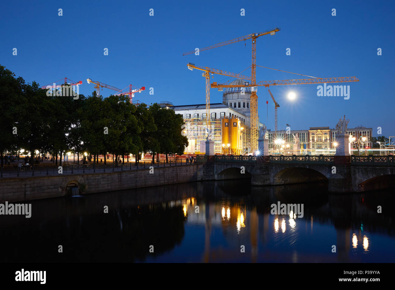 Berlin, Allemagne, vue sur le site de construction du palais de ville de nuit Banque D'Images