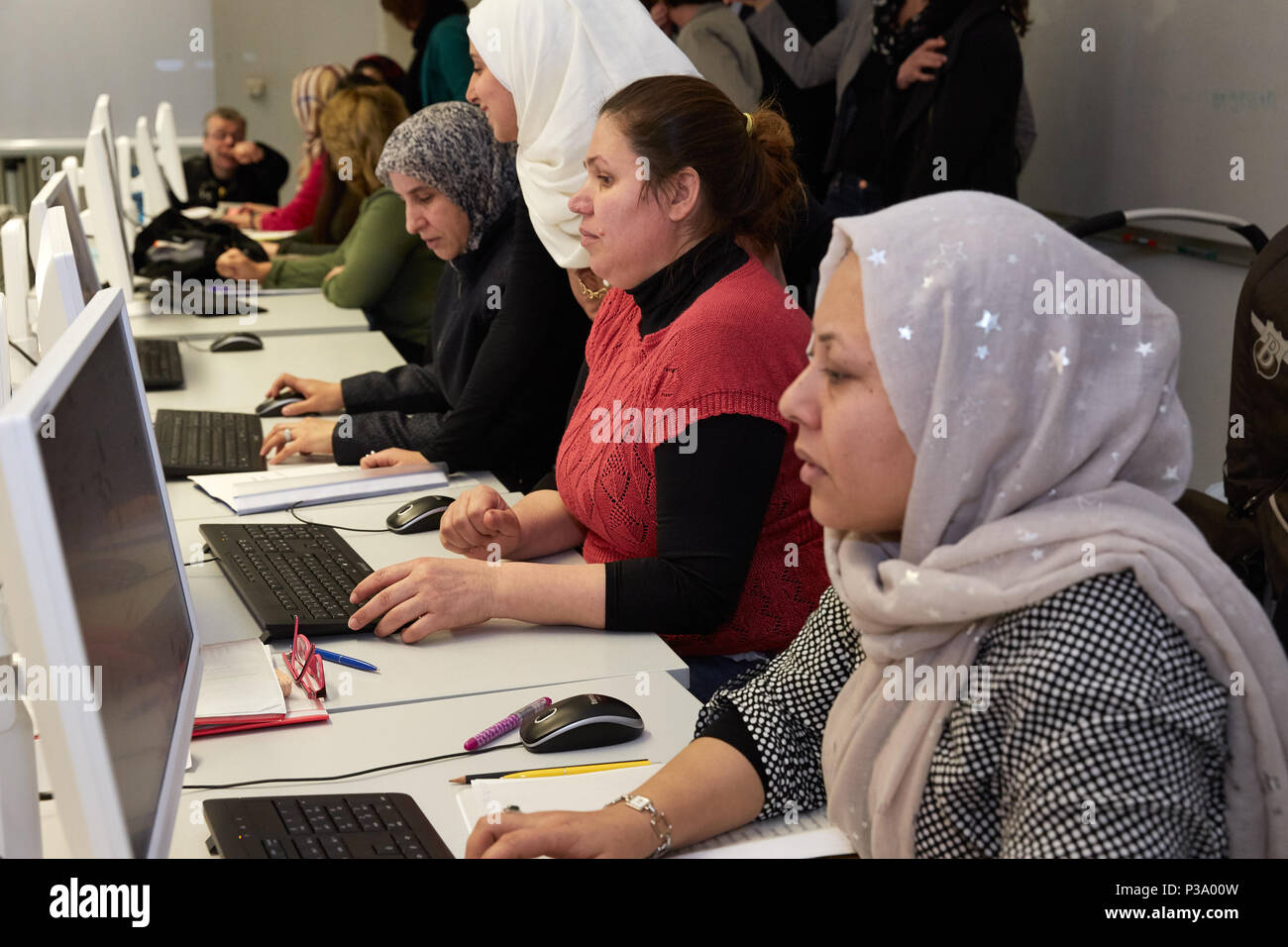 Berlin, Allemagne, les réfugiées, les femmes apprennent à utiliser l'ordinateur Banque D'Images