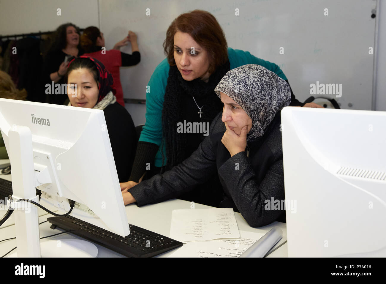 Berlin, Allemagne, les réfugiées, les femmes apprennent à utiliser l'ordinateur Banque D'Images