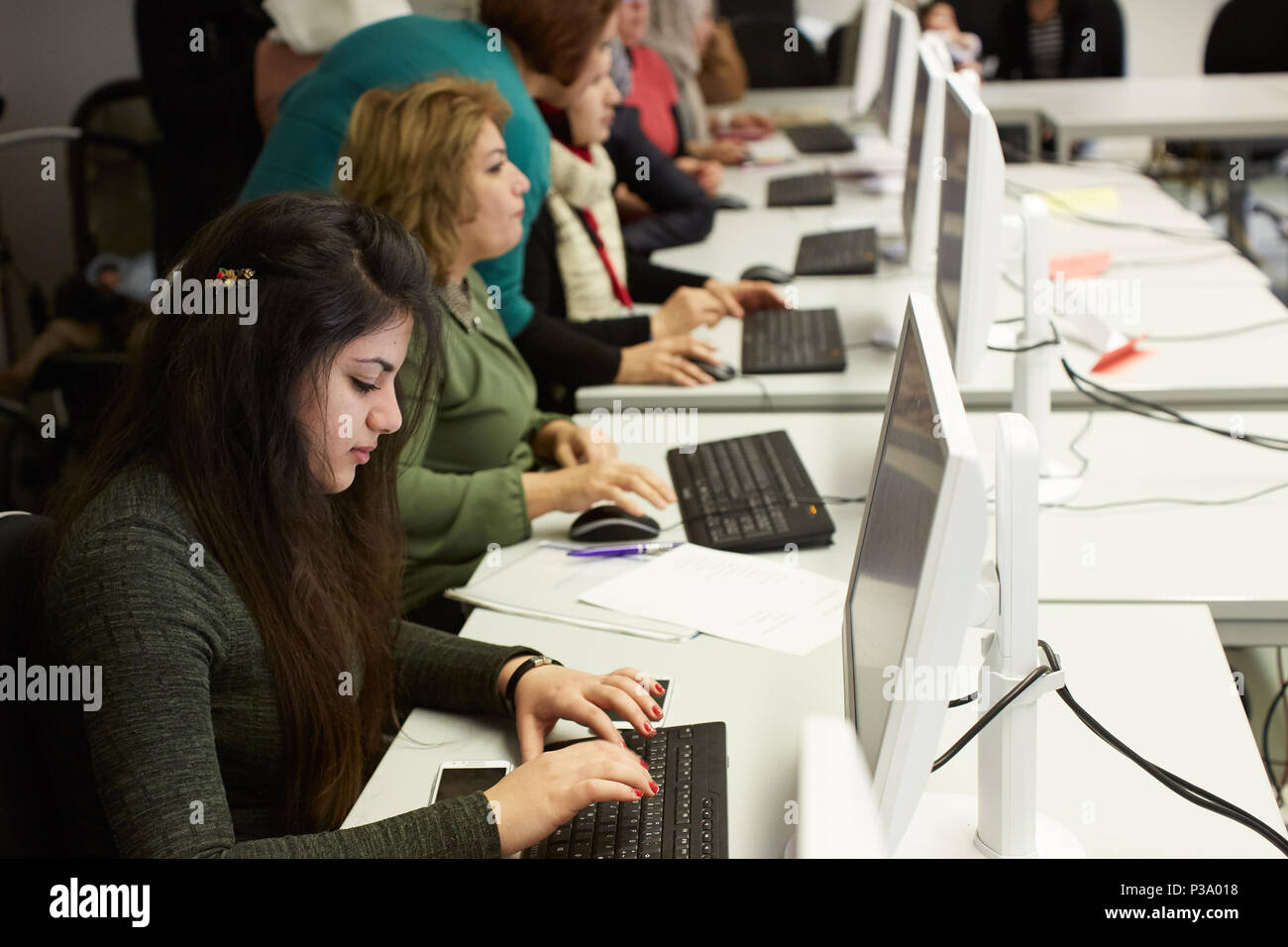 Berlin, Allemagne, les réfugiées, les femmes apprennent à utiliser l'ordinateur Banque D'Images