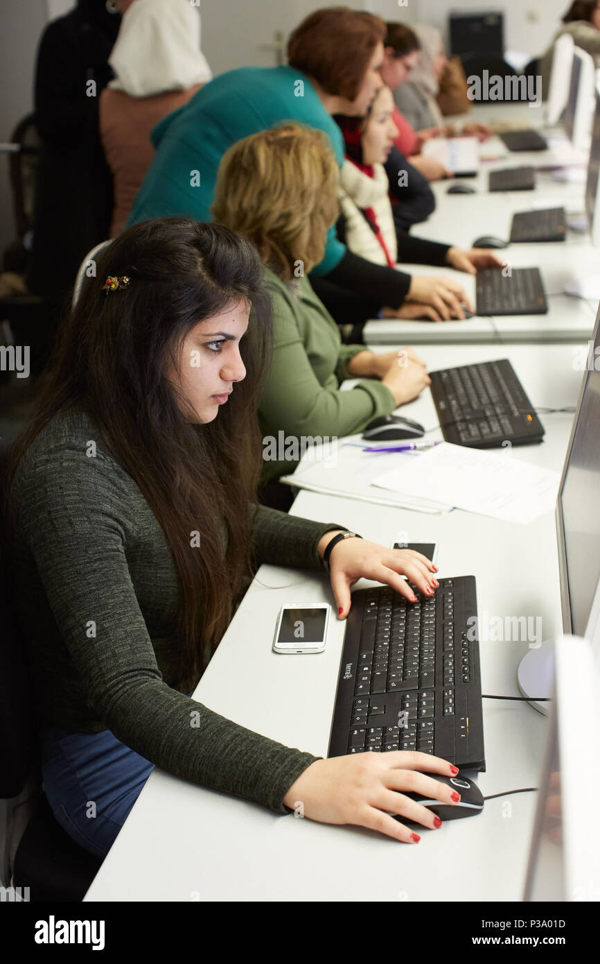 Berlin, Allemagne, les réfugiées, les femmes apprennent à utiliser l'ordinateur Banque D'Images