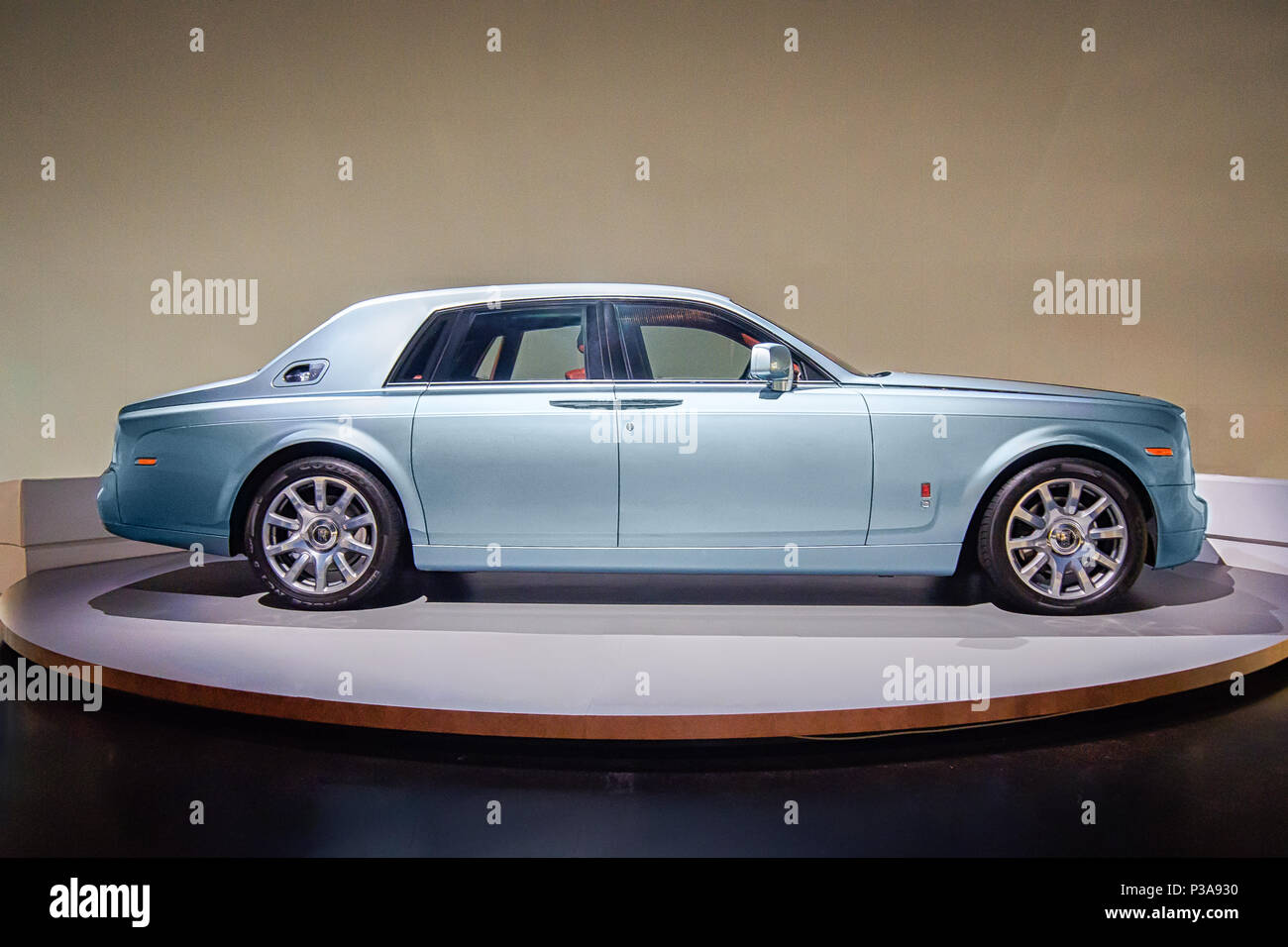 MUNICH, ALLEMAGNE LE 4 AVRIL, 2017 : 2003 Rolls-Royce Phantom dans le musée BMW (vue latérale). Banque D'Images