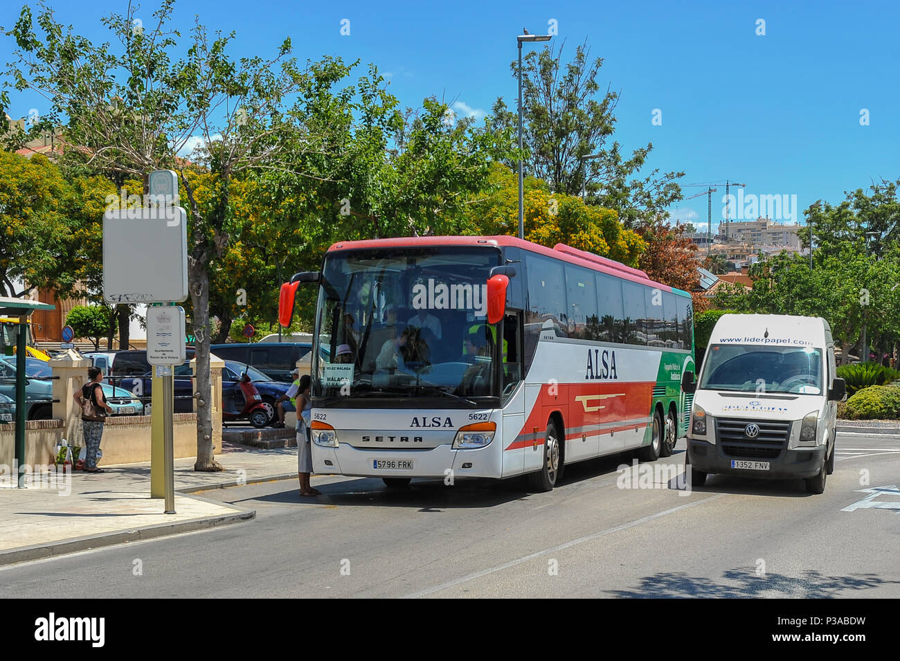 En bus/autocar s'arrête pour prendre des passagers dans la région de Rincon de la Victoria, en direction de Malaga, Costa del Sol, Espagne. Banque D'Images