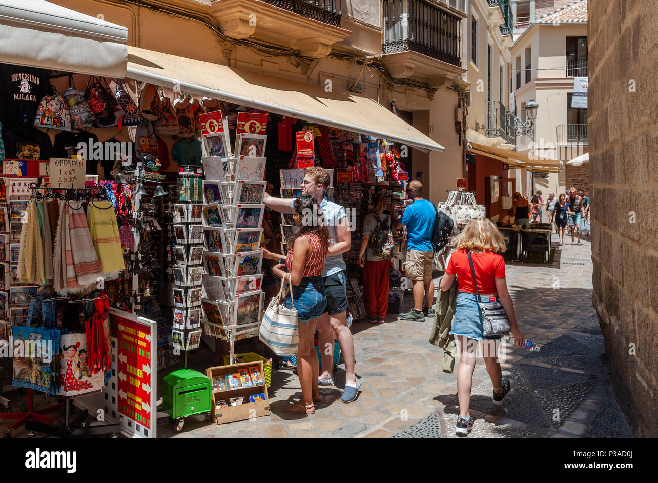 Les gens à parcourir des boutiques de cadeaux près du Musée Picasso à Malaga, Espagne. Banque D'Images