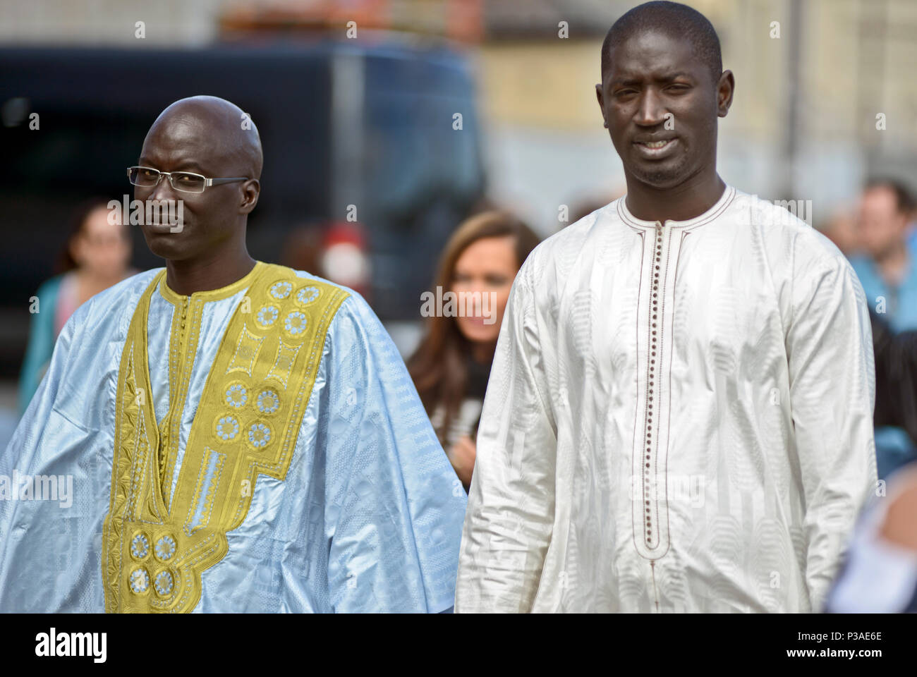 Les hommes d'Afrique en marche quartier Aker Brygge, Oslo, Norvège Banque D'Images