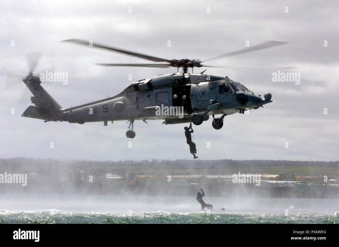 Harbour, North Carolina (13 juillet 2006) Ð des membres de l'équipe de plongeurs-démineurs de l'Australie Un (TNAC-1) montée d'une échelle à un hélicoptère HH-60H affectés à l'Escadron d'hélicoptères anti-sous-marin deux (HS-2), lors d'un cast et de récupération. Tnac-1 est déployée à Hawaii dans le cadre de l'exercice l'exercice RIMPAC 2006. Huit nations participent à l'EXERCICE RIMPAC, l'exercice maritime biennal le plus important au monde. Menée dans les eaux au large d'Hawaï, de l'EXERCICE RIMPAC réunit des forces militaires de l'Australie, le Canada, le Chili, le Pérou, le Japon, la République de Corée, le Royaume-Uni et les États-Unis. N AMÉRICAINE Banque D'Images