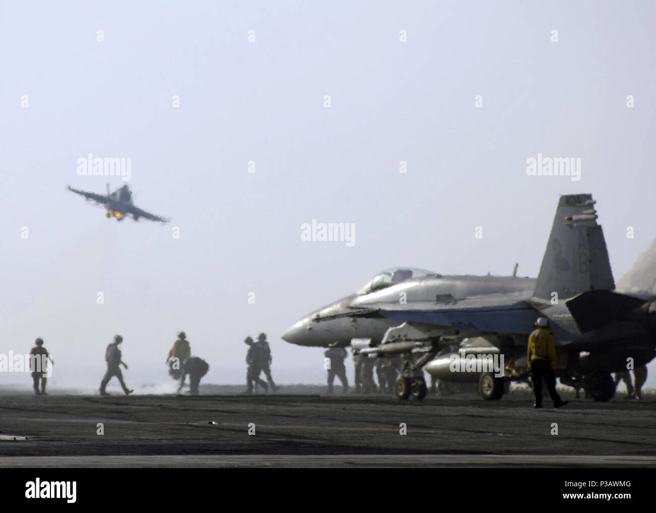 Mer (sept. 26, 2006) - Un F/A-18C Hornet lance à partir de l'arc comme un autre F/A-18C Hornet, affecté à l'idewinders' de Strike Fighter Squadron Huit Six (VFA-86), est dirigé sur la catapulte à vapeur à bord du porte-avions à propulsion nucléaire USS Enterprise (CVN 65). Les entreprises et l'entrepris Carrier Air Wing 1 (CVW-1) sont en ce moment sur un déploiement de six mois prévue à l'appui de l'Opérations de sécurité maritime et de la guerre mondiale contre le terrorisme. La Marine américaine Banque D'Images