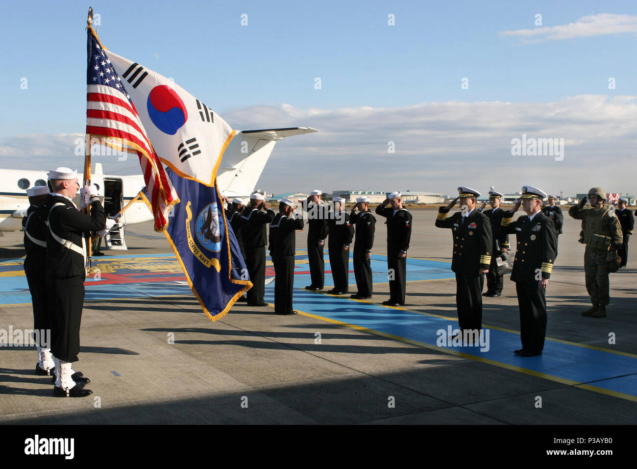NAVAL AIR FACILITY ATSUGI, au Japon (13 novembre). 19, 2007) - Vice-amiral. Doug Crowder, Vice-Adm. Ahn Ki-seok, sideboys et les membres de la 7ème flotte américaine de la flotte maritime de l'équipe de sécurité anti-terroristes saluer les couleurs sur la ligne de vol de Naval Air Facility Atsugi, au Japon. Ahn, le chef de la République populaire démocratique de Corée du commandement opérationnel de la marine, ont volé dans l'Ebina pour répondre Crowder, le commandant de la 7e Flotte, dans le cadre d'une visite de plusieurs jours pour les relations entre les marines américaines et coréennes. La Marine américaine Banque D'Images