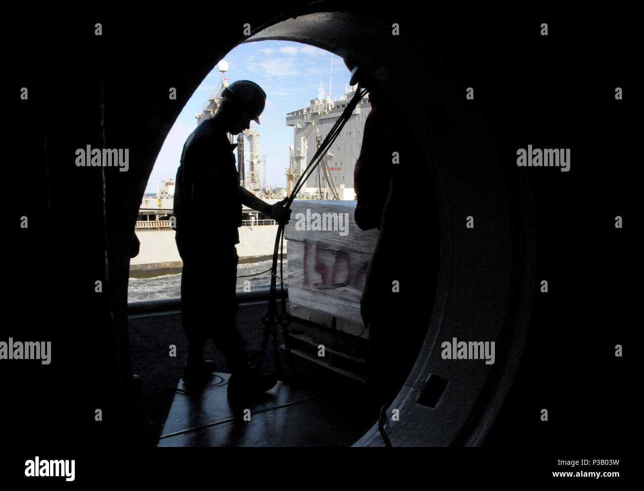 La mer de Chine (10 mai 2008) l'Aviation maître de Manœuvre Airman Ralph E. Knowlton vous aide à faire-sur une palette de magasins pendant un ravitaillement en mer entre le quai de débarquement amphibie USS Harpers Ferry (LSD 49) et la reconstitution en cours oiler USNS Walter S. Diehl (T-AO 193). Harpers Ferry fait partie de la groupe expéditionnaire d'Essex, qui est la cuisson à l'appui d'une assistance humanitaire de secours en cas de catastrophe/tâches dans le Cyclone Nargis. La Marine américaine Banque D'Images