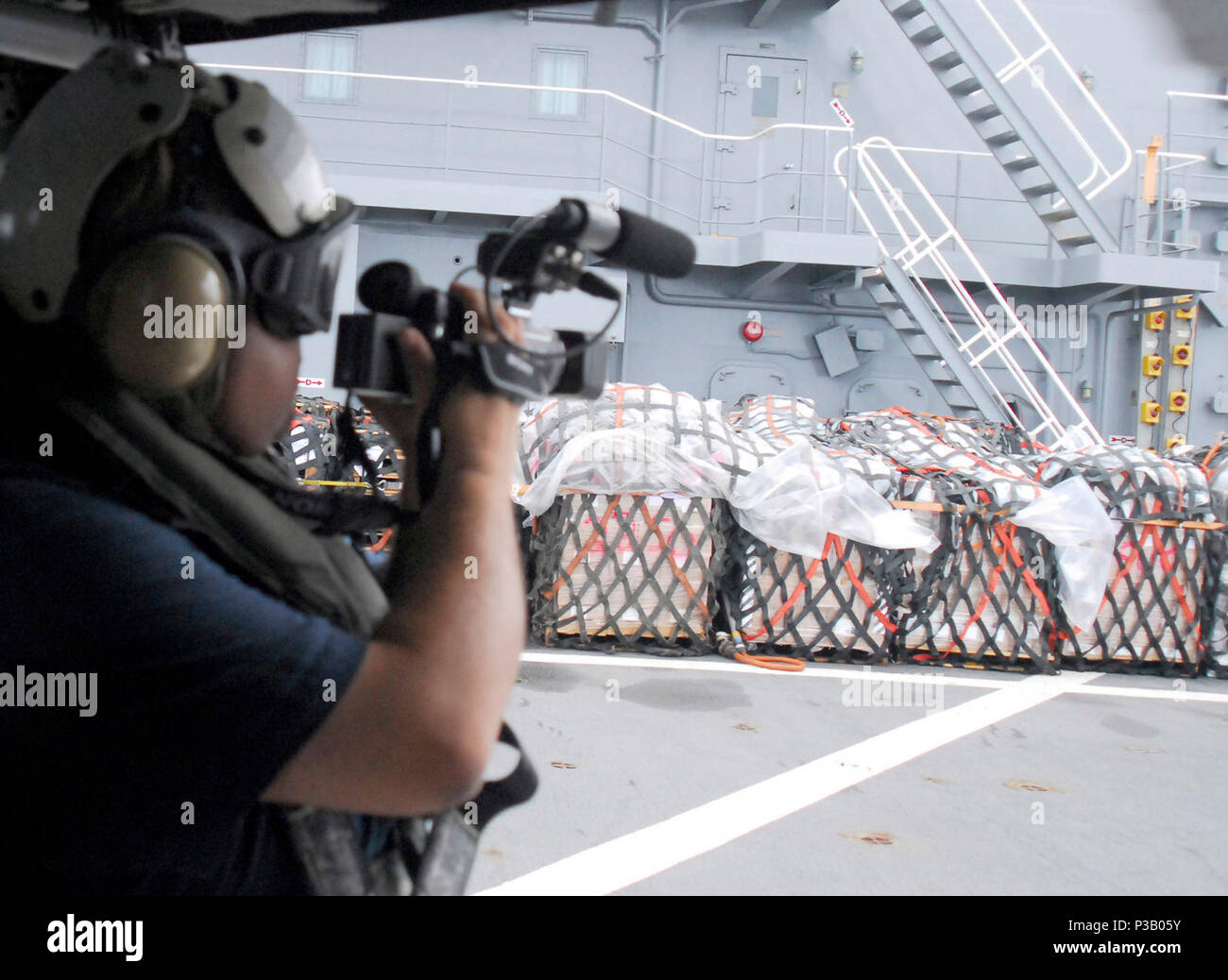 USS Essex, mer Andaman Ð (15 mai 2008) - Le correspondant de la voix de l'Amérique Luis Ramirez capture quelques séquences vidéo que lui et d'autres membres des médias s'écarter l'USNS Walter S. Diehl (T-AO-193) sur la route de USS Essex (DG 2) dans la mer d'Andaman à couvrir les préparatifs de secours par les forces navales des États-Unis. L'USNS Walter S. Diehl s'apprête à reconstituer en mer de l'USS Essex et d'autres navires de la Force opérationnelle interarmées (FOI) réponse compatissante qui se préparent pour l'aider dans la fourniture de l'aide et de secours pour les victimes du cyclone en Birmanie. Le Groupe d'Essex est la cuisson à l'appui d'une assistance humanitaire potentiel multitâche le Cyclone Banque D'Images
