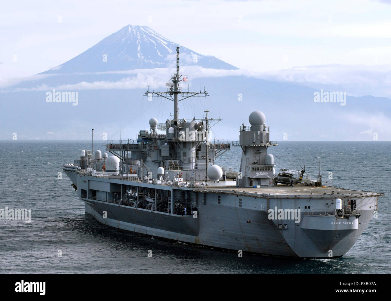 SHIMIZU, le Japon (30 mai 2008) La commande amphibie USS Blue Ridge (CAC 19) cours d'eau à portée de vue de Mt. Fuji sur son dernier arrêt à Shimizu, mettant fin à une période de six semaines. tour de rotation de printemps Blue Ridge sert sous le commandant du corps expéditionnaire, Strike Group (ESG) 7/Task Force (CTF) 76, la Marine a déployées à l'avant que la force amphibie. La Marine américaine Banque D'Images