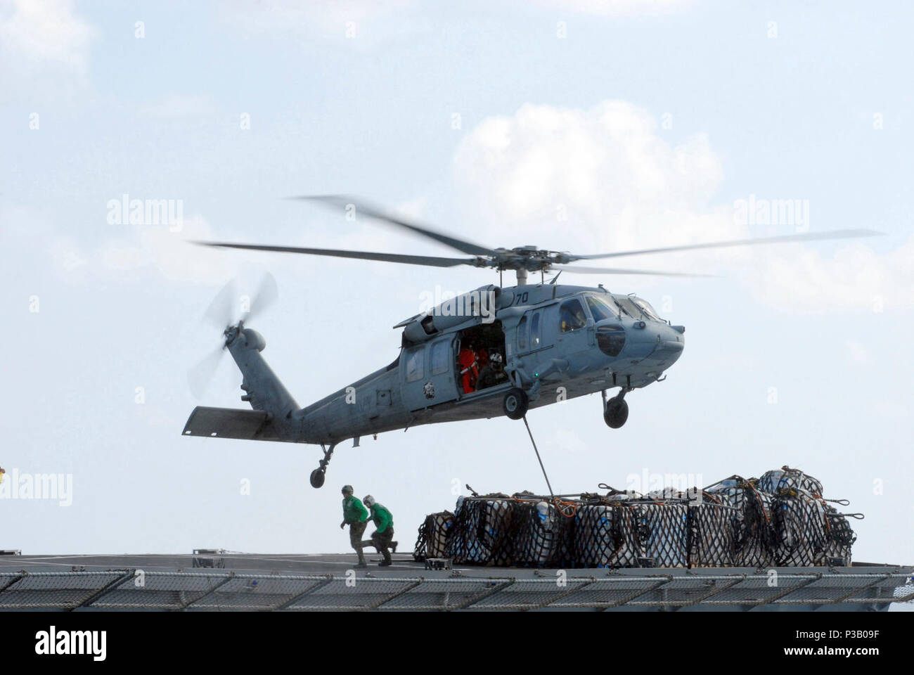 Océan (7 juin 2008) Les marins à bord de la mission de combat militaire rapide Commande de navire USNS Bridge (T-AOE 10) Run for Cover après avoir accroché une élingue de levage d'un MH-60S Seahawk affecté à l 'Blackjacks' de la mer d'hélicoptères de l'Escadron de Combat (HSC) 21. Plus de 400 palettes de nourriture et de fournitures ont été transportés à partir de pont à la classe Nimitz porte-avions USS Ronald Reagan (CVN 76). Le groupe aéronaval du Ronald Reagan est sur un déploiement ordinaire dans la 7ème flotte américaine d'exploitation de la zone de responsabilité dans l'ouest du Pacifique et l'océan Indien. La Marine américaine Banque D'Images
