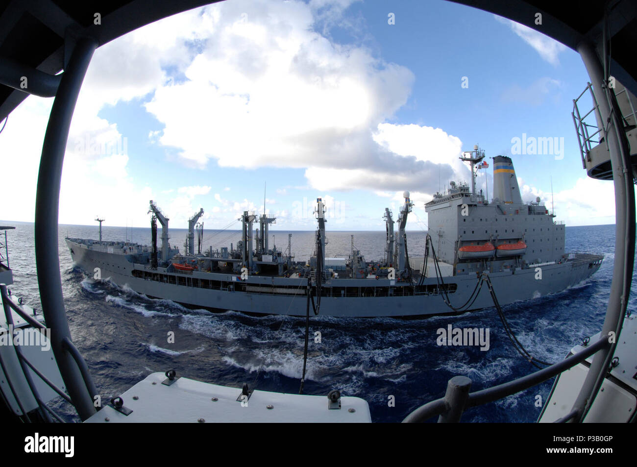 Océan (16 juillet 2008) Le navire d'assaut amphibie USS Bonhomme Richard (LHD-6) reçoit le carburant du transport maritime militaire de la flotte de commandement USS lubrificateur reconstitution Guadalupe (TAO-200) au cours de l'année 2008. L'EXERCICE RIMPAC est le plus important exercice multinational et monde est prévue tous les deux ans par la flotte du Pacifique des États-Unis. Les participants comprennent les États-Unis, Australie, Canada, Chili, Japon, Pays-Bas, Pérou, République de Corée, Singapour et le Royaume-Uni. Banque D'Images