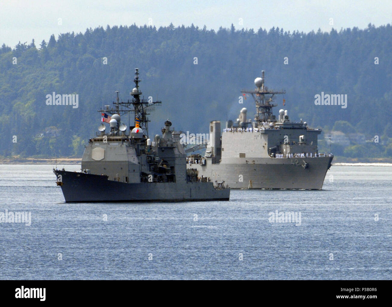 (30 juillet 2008) la classe Ticonderoga cruiser USS Princeton (CG 59) et l'île de Whidbey-class amphibious landing ship dock USS Germantown (LSD 42) mener la parade de navires pour le lancement de la 59e assemblée annuelle 2008 Seafair Seattle Wek flotte. Au cours de la semaine de séjour à Seattle, les marins auront la chance d'explorer la communauté locale. Semaines de la marine sont conçus pour sensibiliser la population dans les zones métropolitaines qui n'ont pas une importante présence de la Marine. Banque D'Images