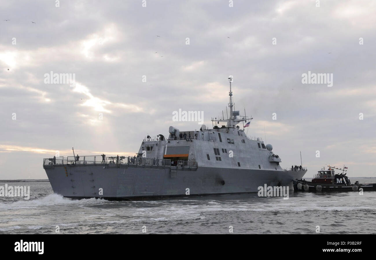 (31 déc. 15, 2008) Le littoral lutte contre le USS Freedom (LCS) 1 dans ses manoeuvres à quai après son arrivée à la base navale de Norfolk. La liberté est arrivé à Norfolk après un mois de cours à travers les Grands Lacs, l'Est du Canada et de la côte nord-est des États-Unis. La liberté sera l'objet d'essais post-livraison et les essais en mer à Norfolk avant de transiter à son port d'attache à San Diego. Banque D'Images