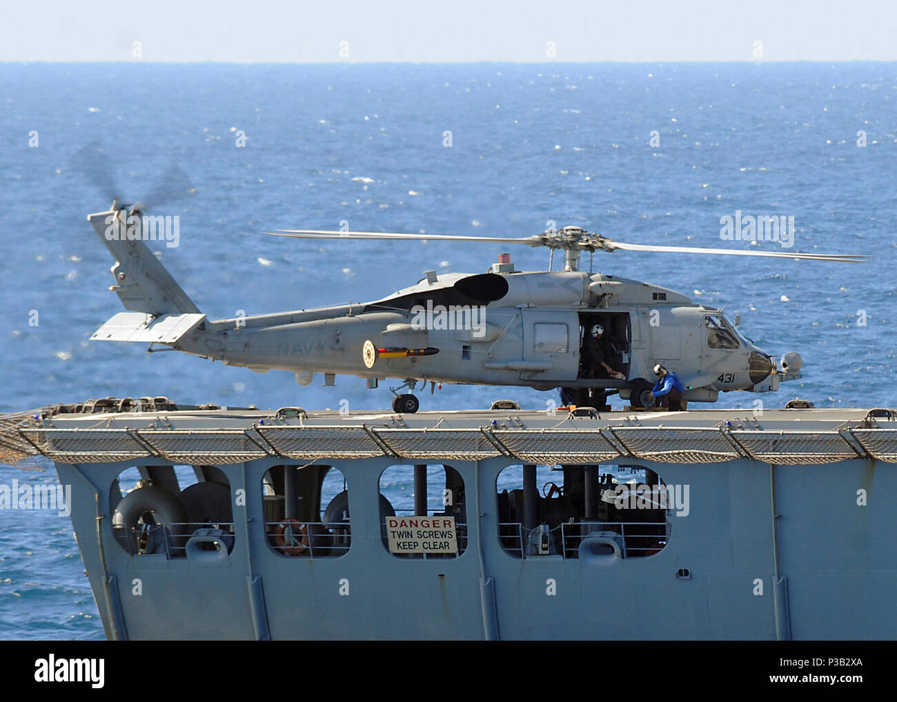 Océan (Dec. 17, 2008) Le Lieutenant Scott Miller, de Philadelphie, des terres un SH-60B à partir d'hélicoptères de l'Escadron anti-sous-Light (HSL) 42, le détachement 1, à bord de la flotte maritime militaire de lubrification commande de réapprovisionnement USNS Tippecanoe (T-AO 199) lors d'un transfert de personnel avec le croiseur lance-missiles USS Vella Gulf (CG 72). Miller a atteint son 1000ème connecté heure de vol pendant le vol. Vella Gulf est déployée dans le cadre du groupe expéditionnaire Iwo Jima soutenant des opérations de sécurité maritime dans la 5e Flotte des États-Unis zone de responsabilité. Banque D'Images