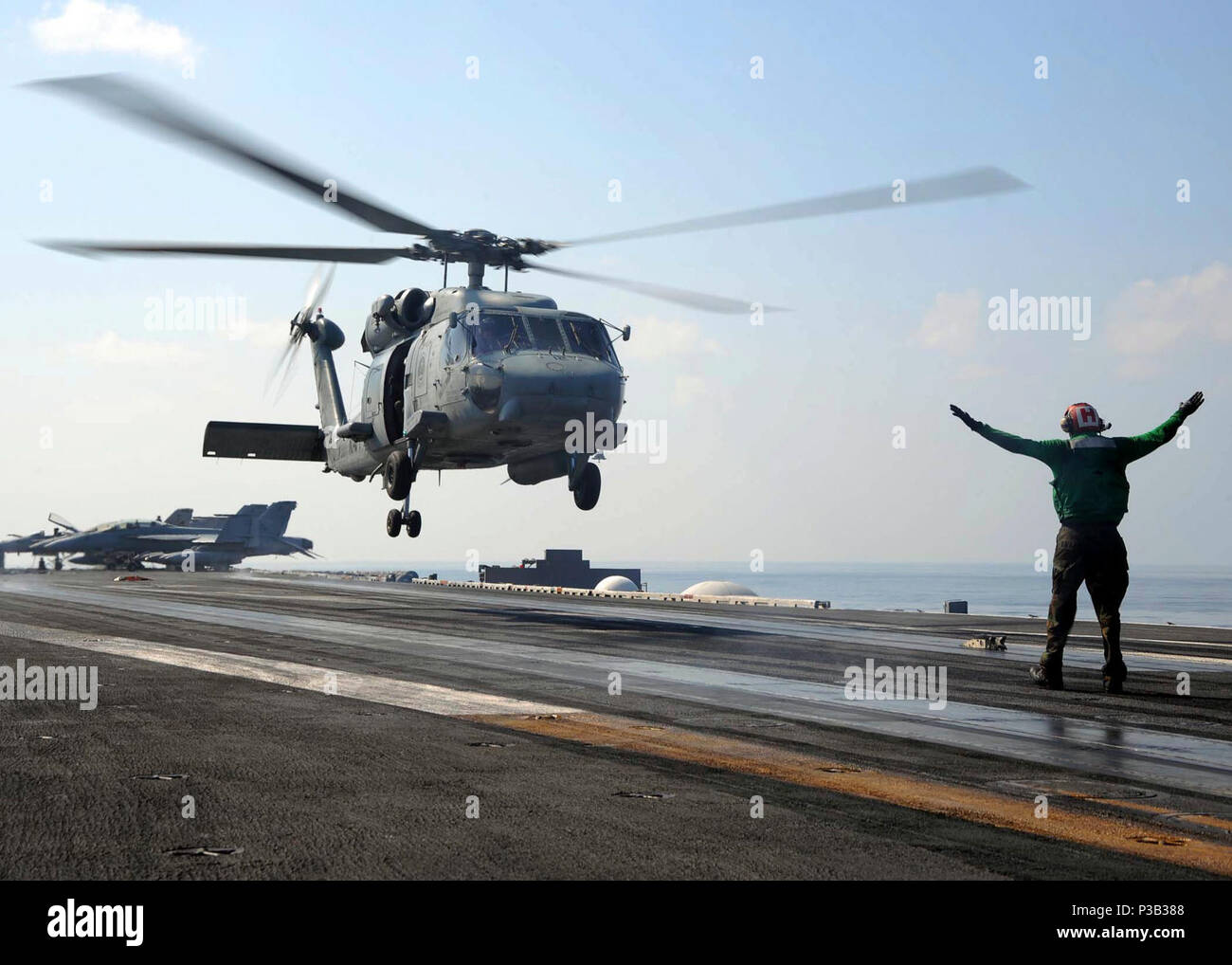 D'OMAN (31 déc. 18, 2008) Le Cmdr. Scott 'Scotty haute' Starkey terres l'SH-60F Sea Hawk, sur le pont du porte-avions USS Theodore Roosevelt (CVN 71) après sa cérémonie de passation de commandement de l'air. Starkey soulagé le Cmdr. La marque 'Bad Andy' Truluck comme commandant de l' 'Tridents d'hélicoptères de l'Escadron anti-sous-marin (SH) 3. Theodore Roosevelt et Carrier Air Wing 8 (CVW) sont en train de mener des opérations dans la 5e flotte américaine domaine de responsabilité et sont axées sur les partenaires régionaux de rassurant l'engagement des États-Unis à la sécurité, qui favorise la stabilité et la prospérité mondiale. Banque D'Images