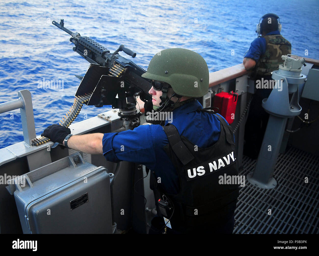 Océan (jan. 29, 2009) Un marin sur le pont du port de l'aile croiseur lance-missiles USS Lake Champlain (CG 57) mans de calibre 50 une machine gun avant un exercice de tir réel. Le lac Champlain fait partie du groupe expéditionnaire Boxer/13e Marine Expeditionary Unit et est sur un déploiement prévu pour le Pacifique occidental soutenant la sécurité maritime mondiale. Banque D'Images