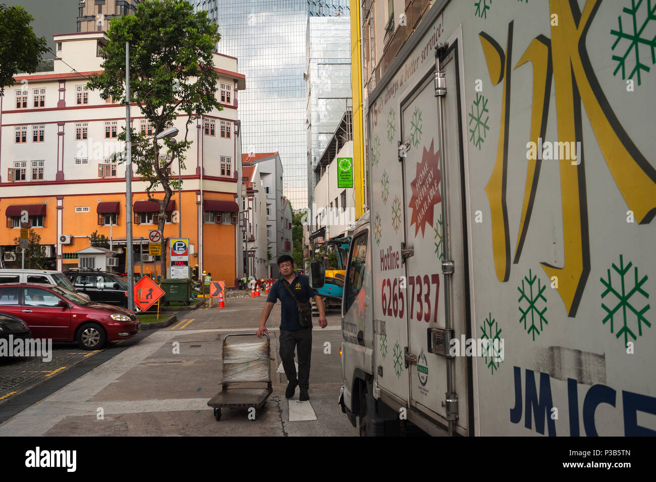 Singapour, République de Singapour, l'homme va à sa camionnette de livraison Banque D'Images