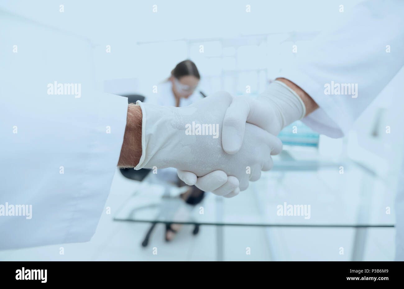 Les médecins en sarrau chaque message d'autres avec handshake Banque D'Images