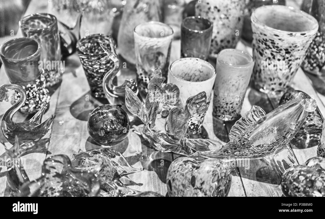 Gobelets en verre de murano coloré traditionnel à vendre à l'île de Murano, Venise, Italie. L'île est une attraction populaire pour les touristes, célèbre pour ses gl Banque D'Images