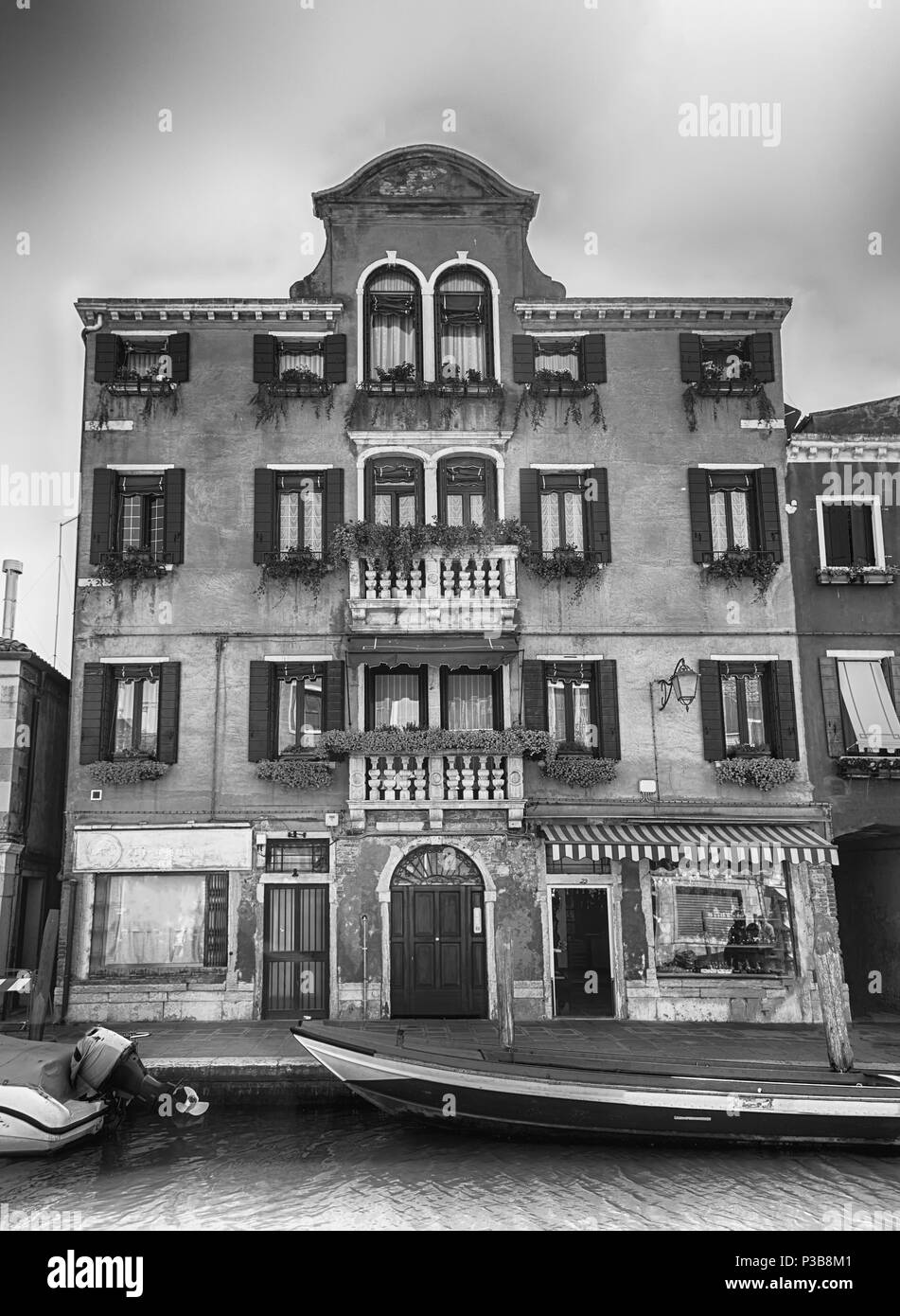 L'architecture pittoresque le long du canal Rio dei Vetrai sur l'île de Murano, Venise, Italie Banque D'Images
