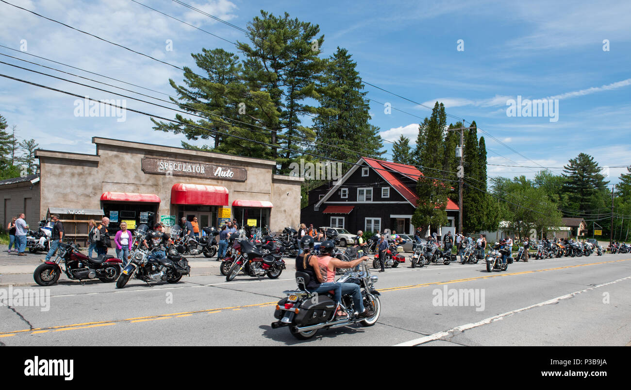 Un grand groupe de motocyclistes visiter les monts Adirondack de spéculateur, NY USA Banque D'Images
