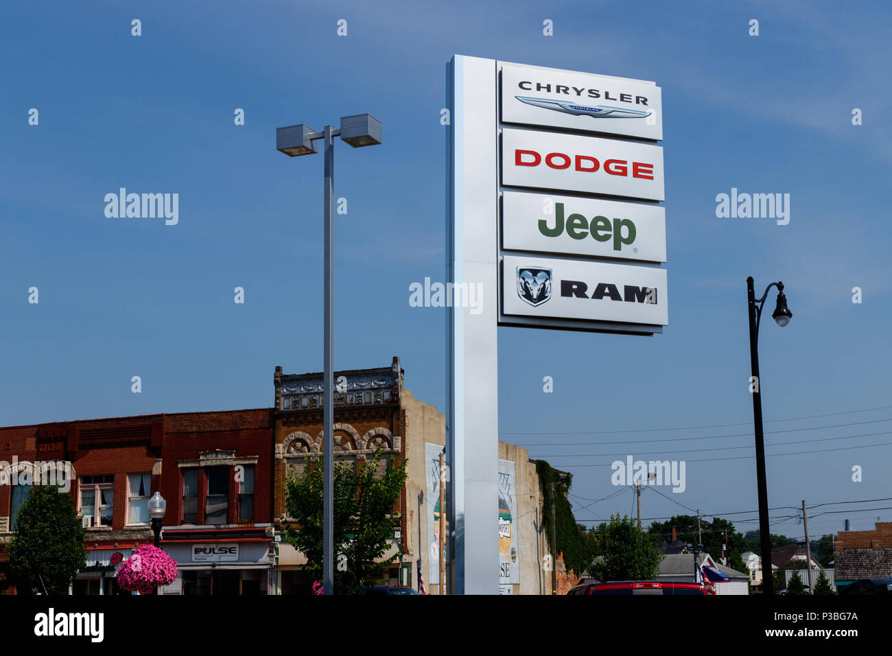 Logansport - Circa Juin 2018 : Logo et signalétique concessionnaire des quatre filiales américaines de CAF - Chrysler, Dodge, Jeep et Ram Trucks JE Banque D'Images