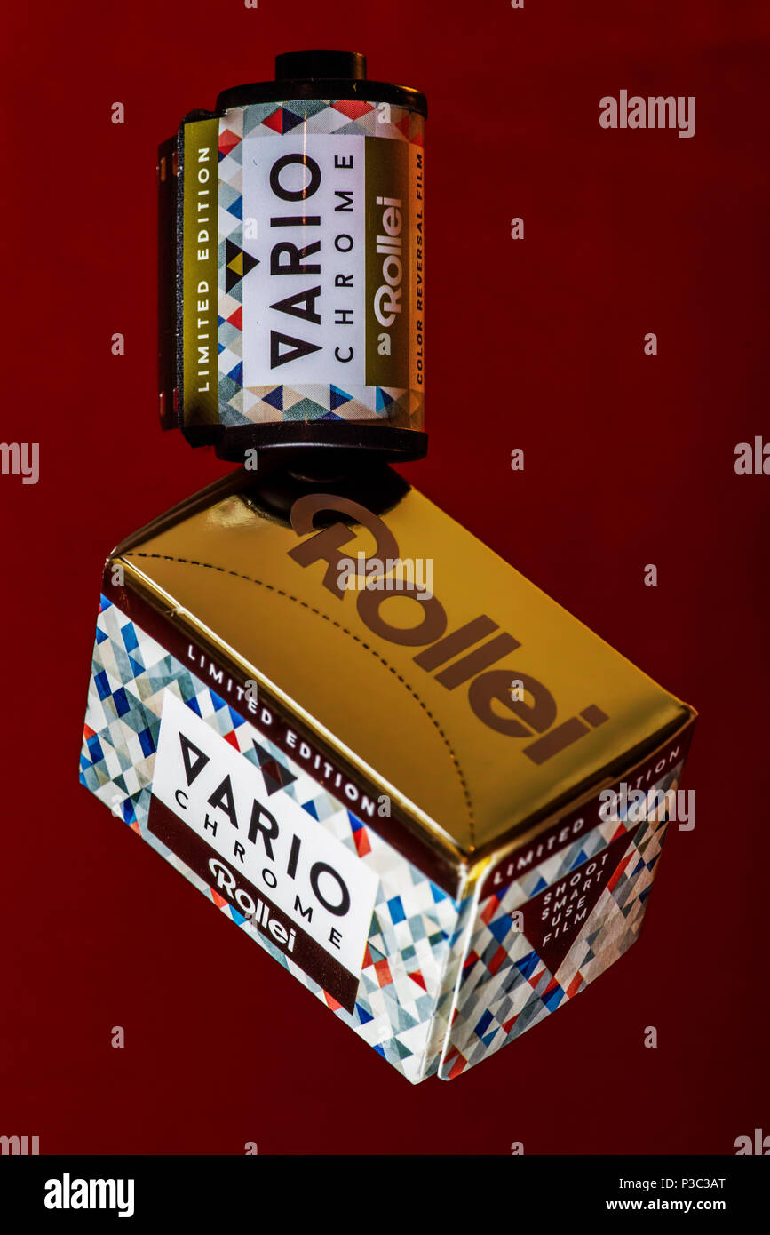 Cassette de film Rollei Vario Chrome 35 mm et boîte sur fond rouge dégradé Banque D'Images