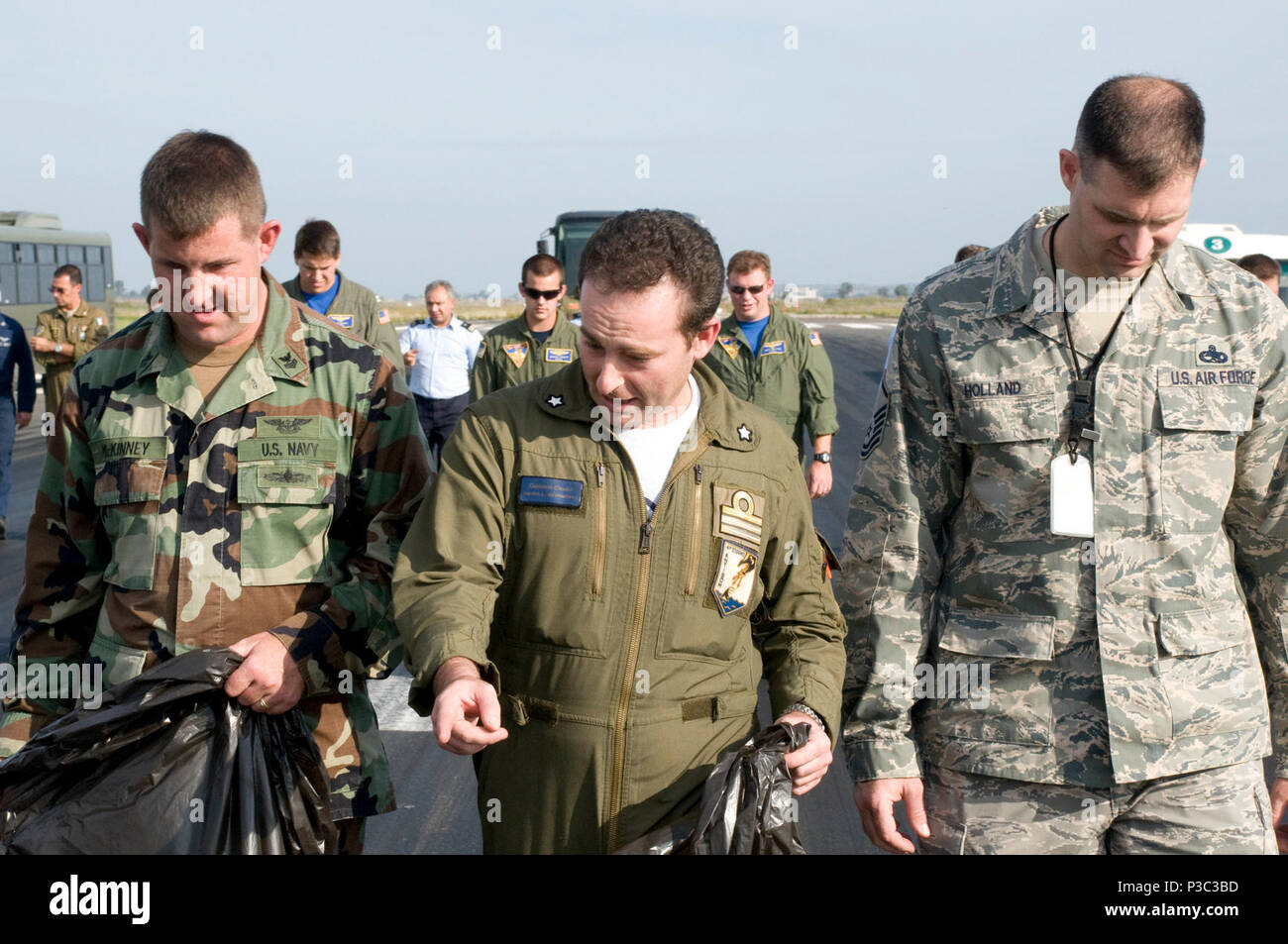 Les membres du service des États-Unis et de l'italien de l'aviateurs 41e Stormo Antisom effectuer un objet étranger à pied de débris sur la ligne de vol à la base aéronavale de Sigonella, en Sicile, le 27 octobre 2009. Aviateurs à la station de fournir un appui logistique aux États-Unis, commandant de la 6e flotte et les forces de l'OTAN en Méditerranée. (DoD Banque D'Images