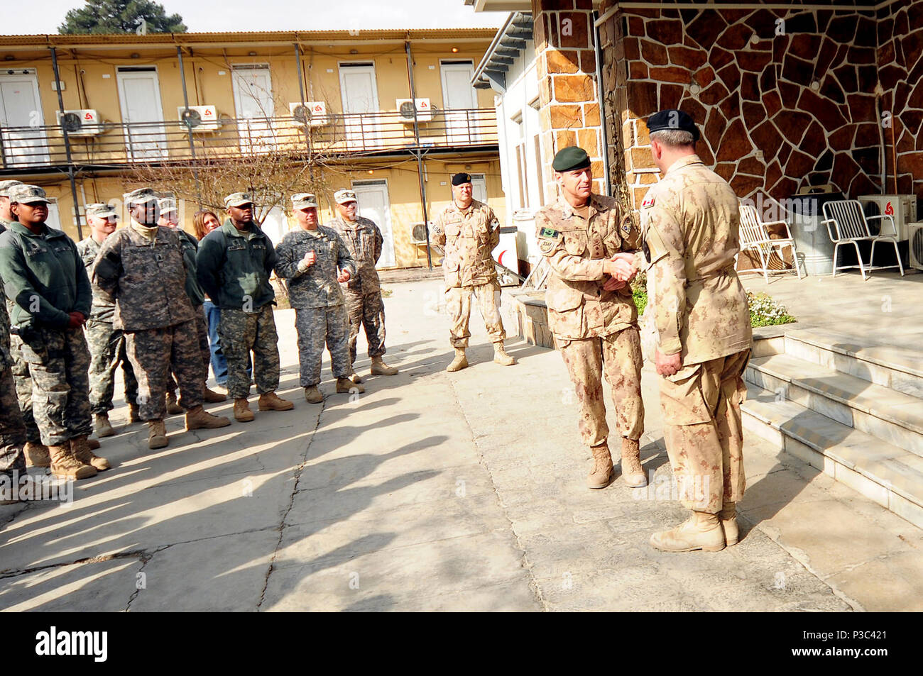 Kaboul, Afghanistan (30 novembre 2009)- Le Général Canadien Mike Ward, commandant adjoint de la formation de l'OTAN Mission-Afghanistan (NTM-A), d'Ottawa, Ontario, deuxième à droite, serre la main de Canadiens nouvellement promus, le Premier Maître de 1re classe Trevor Printemps, droit, de Pleasantville, en Nouvelle-Écosse. Le premier maître de 1re classe est le plus haut rang enrôlés dans la Marine canadienne. "C'est le point culminant de ma carrière", a déclaré au printemps. La promotion a eu lieu au Camp Eggers, le siège de la nouvelle commande, la formation de l'OTAN Mission-Afghanistan, le 30 novembre 2009. Banque D'Images