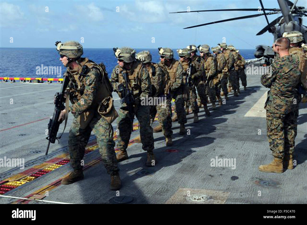 Mer (Dec. 1, 2009) - marines affectés à Fox Co., 2e Ba., 9th marines, en mission avec le navire d'assaut amphibie USS Wasp LHD (1) effectuer des exercices de tir de l'adresse au tir de combat sur le pont. Le Wasp est actuellement déployé dans le sud de l'Station-Amphib Partenariat avec 40 Escadron de la coopération en matière de sécurité et s'est lancé le Groupe de travail air-sol marin. Partenariat sud station fait partie du Partenariat des Amériques la stratégie maritime qui se concentre sur la construction de l'interopérabilité et la coopération dans la région de relever les défis communs. Banque D'Images