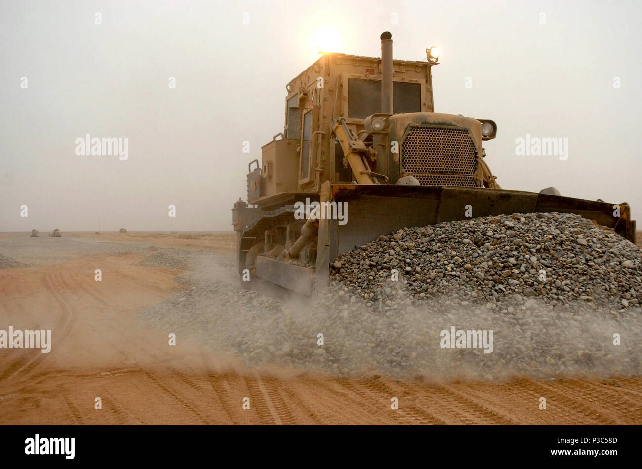 PROVINCE, Afghanistan (déc. 8, 2009) les opérateurs affectés à l'équipement mobile Naval Construction Battalion (NMCB) 74 utiliser des bulldozers blindés et les rouleaux de se propager et de gravier rouleau à un projet de développement de l'itinéraire du convoi. NMCB-74 a été chargé d'améliorer les principaux itinéraires des convois dans la province d'Helmand, en Afghanistan. Banque D'Images