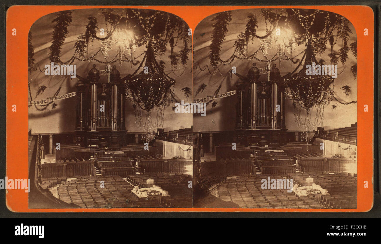 . Orgue de Tabernacle, 50 pieds de haut. Contient 3000 tuyaux. Titre alternatif : Vues du grand Ouest de la rivière Missouri jusqu'à l'océan Pacifique, Salt Lake City series. Branches de conifères, de guirlandes, bannières et décorer l'intérieur du Tabernacle de Salt Lake City pour l'école du dimanche de juillet 1875 Deseret Pioneer Union Day celebration. Remarque La fontaine au centre du coin salon, directement sous le lustre central. Cette image est l'objet d'un travail scientifique, en raison de sa représentation unique de cet événement : Ronald W. Walker, Richard Neitzel Holzapfel, James S. Lambert. (2003) 'Salt Lake Taberna Banque D'Images
