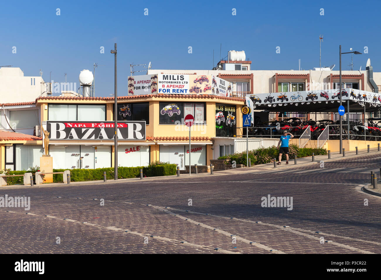 Ayia Napa, Chypre - 11 juin 2018 : Street view d'Agia Napa resort sur la côte sud de l'île de Chypre en soirée d'été. Les touristes à pied sur la rue Banque D'Images