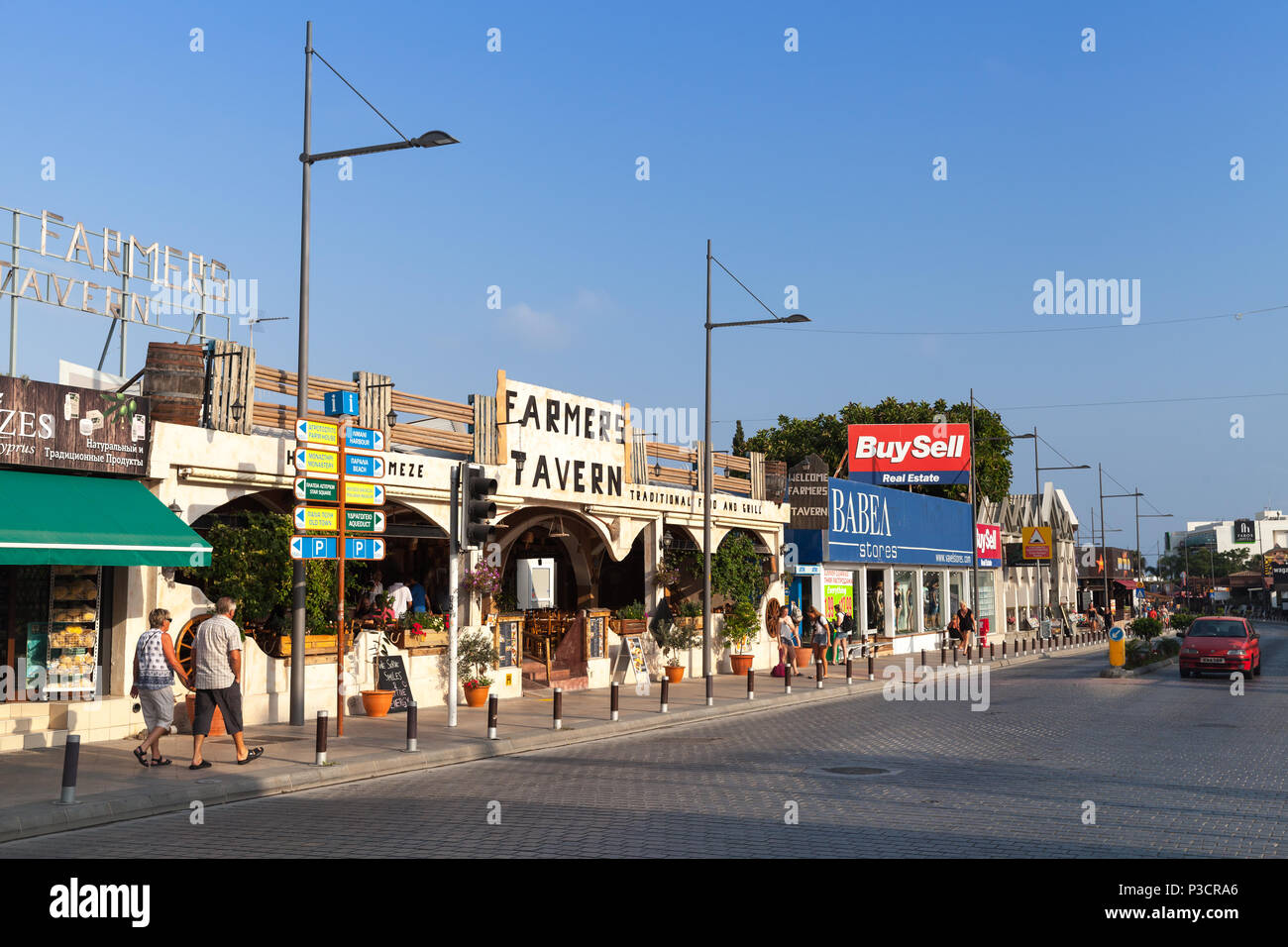 Ayia Napa, Chypre - 13 juin 2018 : Street view d'Agia Napa ville sur la côte sud de l'île de Chypre au soir d'été. Les touristes à pied sur la rue Banque D'Images