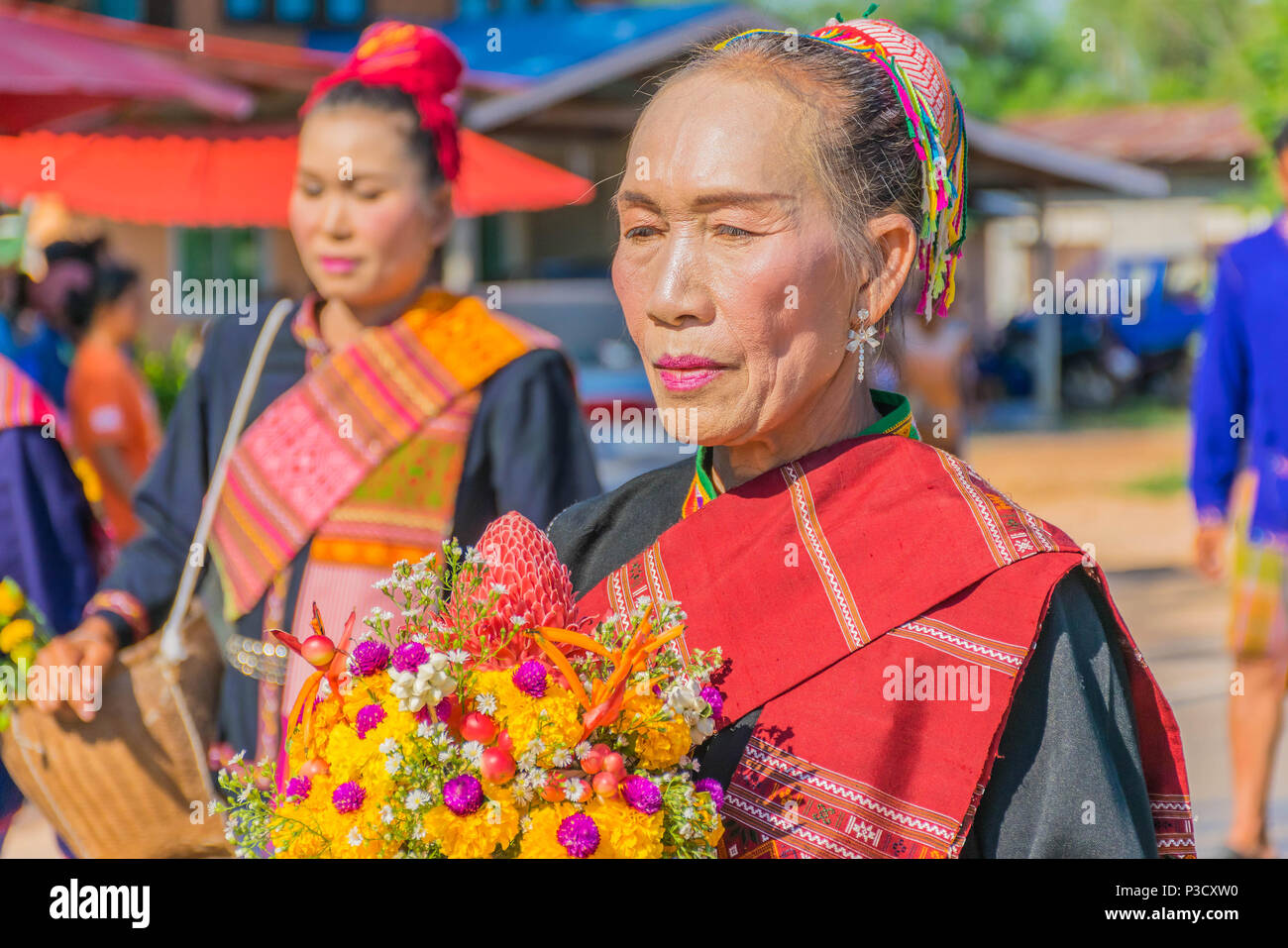 La vieille femme avec le costume national.La communauté rocket festival le 19 mai 2018, à la province de Kalasin, Thaïlande. Banque D'Images