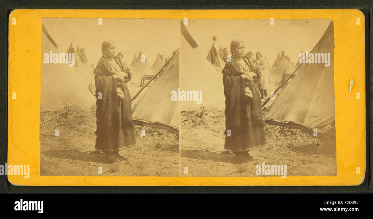 . Portrait d'une femme Sioux (Dakota) en face de tipis. Titre alternatif : Upton's Minnesota et du nord-ouest de vues. Couverture : 1862 ?-1875 ?. Mentions légales Source : 1862 ?-1875 ?. Point numérique publié le 6-15-2005 ; mise à jour 2-13-2009. 241 Portrait d'une femme Sioux (Dakota) en face de tipis, de Robert N. Dennis collection de vues stéréoscopiques Banque D'Images