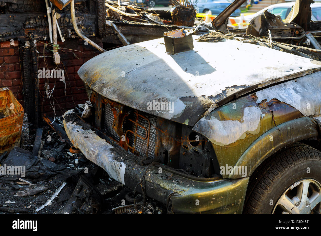 La voiture après l'incendie. Voiture brûlée avec un capot ouvert. Carcasse de voiture brûlée moteur après un incendie Banque D'Images