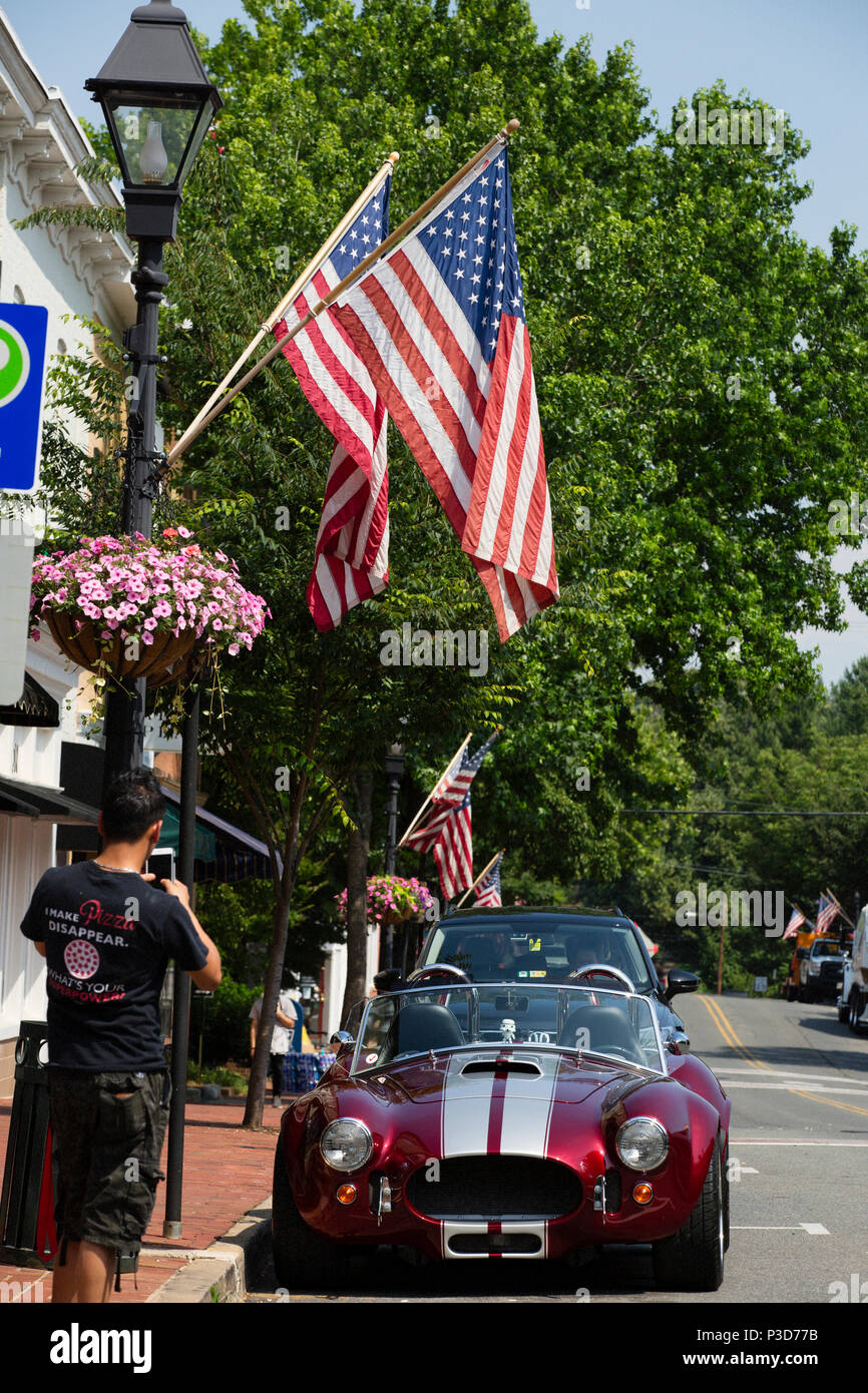 Warrenton, Virginia/USA-6/17/18 : l'homme prend une photo à la vieille ville Merignac le jour de père Car Show. Banque D'Images