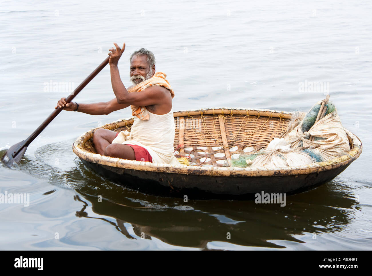 KERALA, INDE - Le 27 janvier : pêcheur dans le Kerala utilisé Tradiitional indian petit bateau de roseaux et de bambous, le 27 janvier 2009. L'État du Kerala, en Inde. Banque D'Images