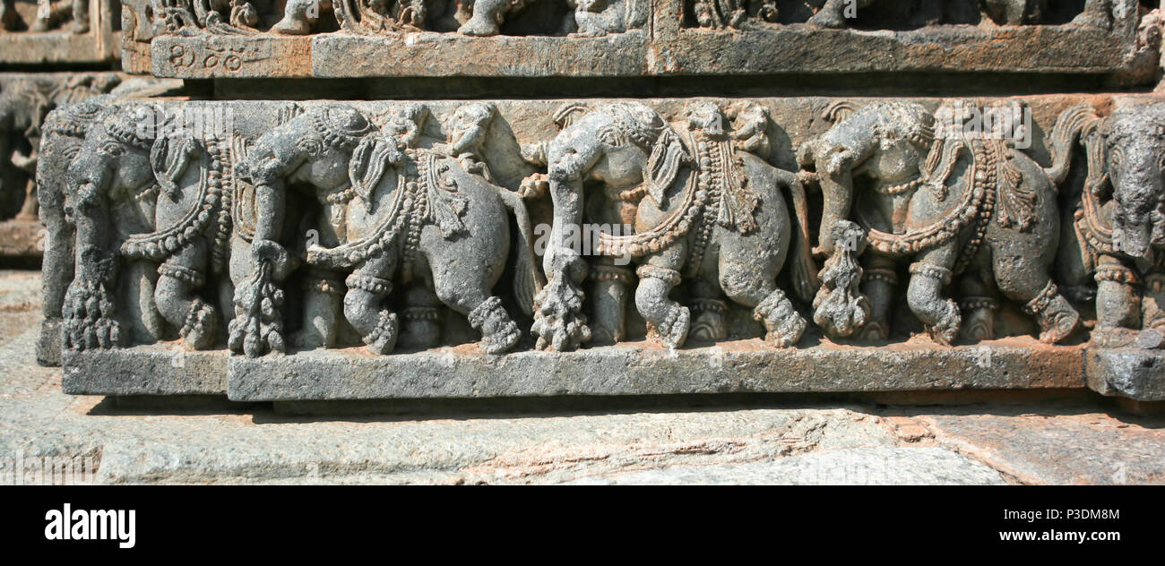 Sculptures en pierre sur le temple de Keshava étonnamment belle Somnathpur, Karnataka, Inde Banque D'Images