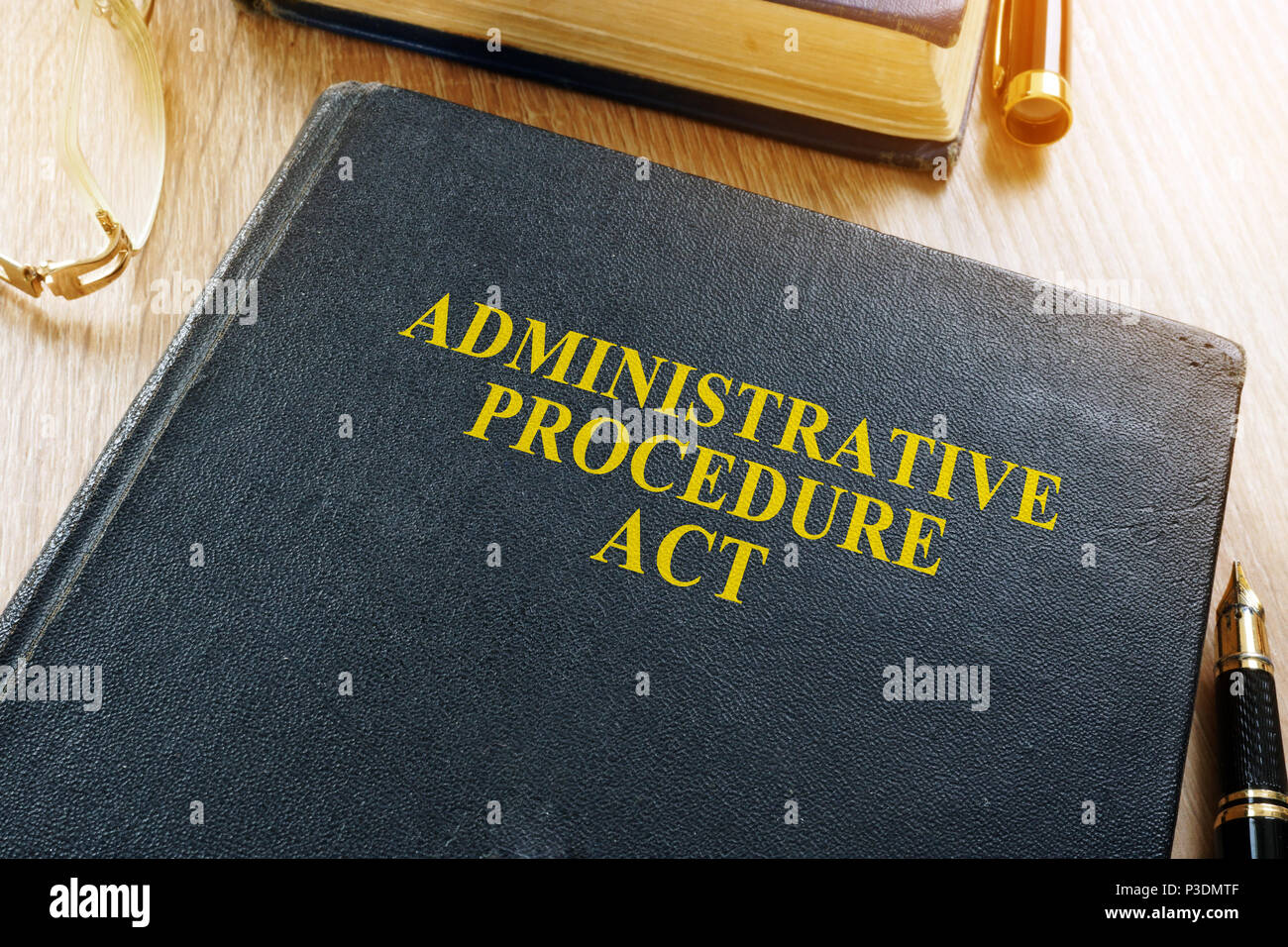 La Loi sur la procédure administrative (APA) sur un bureau. Banque D'Images