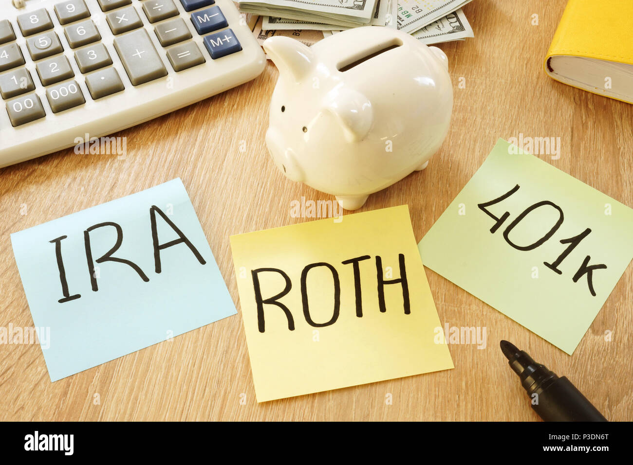 Memo stick avec 401k mots IRA ROTH. Les plans de retraite. Banque D'Images